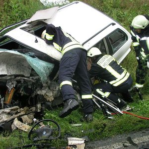 Personen aus Fahrzeugen befreien (Juni 2011, FW)