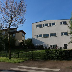 Schulgebäude Rückseite (Mai 2017, VN)