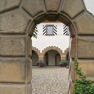 Schlosseingang Innenhof (Aug. 2014, UM)