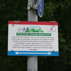 Hinweisschild Bewegungsparcours (Mai 2013, VN)