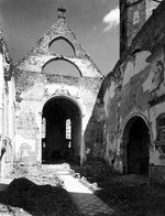 In der zerstörten Kirche (1946, LMZ025026)