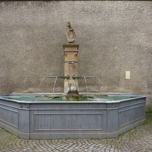 Röhrenbrunnen (Mai 2014, KB)