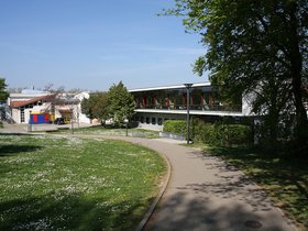 Das neue Schulgebäude mit der großen Glasfront (Apr. 2014, HMS)