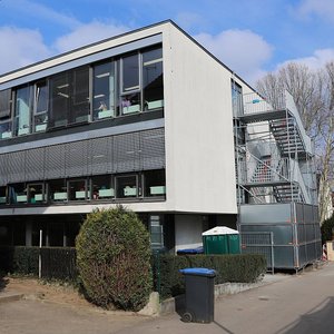 Blick zu den Klassenzimmern (Feb. 2018, VN)