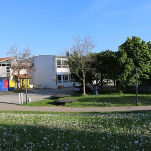 Schulgelände (Mai 2017, VN)