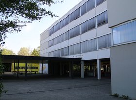 Eingangsbereich der Schule (Mai 2016, FL)