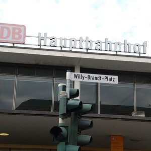 Bahnhofsvorplatz (Feb. 2014, EK)