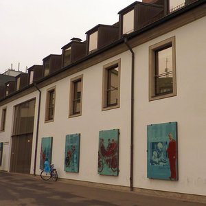 Gebäude mit Fenstertafeln (Nov. 2014, KB)