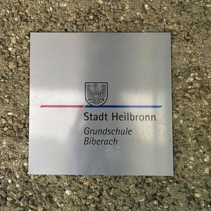 Schulschild (Juli 2016, VN)