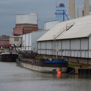 Hafenanlagen mit Lagerhalle (Dez. 2013, KB)