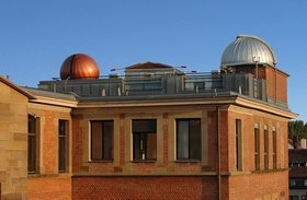 Robert-Mayer-Sternwarte mit Kuppeldach (rechts) (2008, RMS)