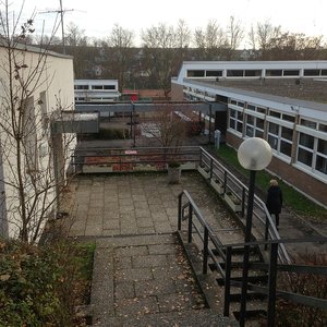 Treppen zum Schulhof (Jan. 2013, FL)