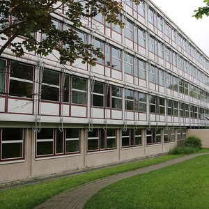 Das Schulgebäude (Mai 2014, HMS)