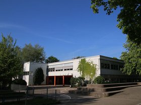 Grundschul-Gebäude (Mai 2016, FL)