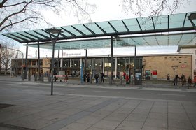 Der Hauptbahnhof mit dem Bahnhofsvorplatz (Jan. 2014, EK)