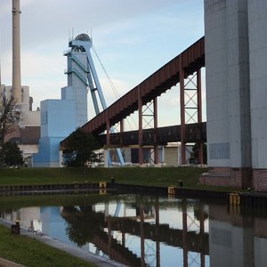 Salzhafen mit Förderturm (Jan. 2014, KB)