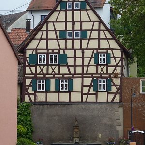 Röhrenbrunnen und Fachwerkhaus (Mai 2014, KB)