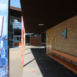 Eingang Schulgebäude (Juli 2016, VN)