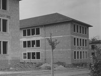 Rohbau des ersten Schulstandorts in der Schiller-/Gartenstraße (1950, StadtA HN)