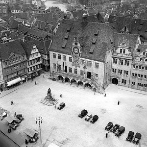 Rathaus und Marktplatz von oben (1931, LMZ010019)