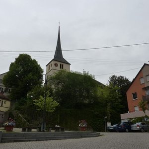 Kelterplatz, Backhaus und Kirche (Mai 2014, KB)