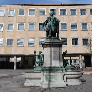 Robert-Mayer-Denkmal mit Rathaus (Febr. 2014, BK)